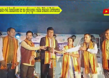 Haste-rwk handloom ter no phiyogwi rikha Bikash Debbarma